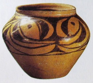 Vaso Guan in terracotta decorato con forme stilizzate di animali, Cultura Yangshao, Cina, Neolitico (V-IV) millennio, Henan, Miadigou